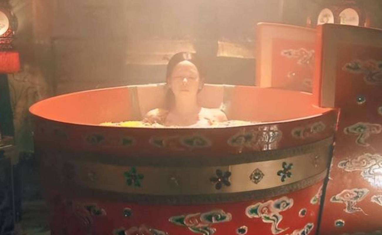 漂亮的人妻被双穴齐开小说的相关介绍