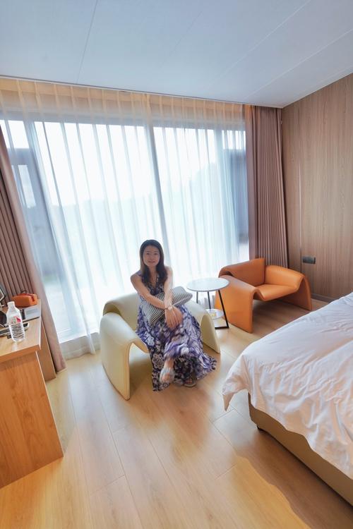极品人妻酒店露脸实录，真实夫妻度假体验分享，高颜值人妻大胆出镜引热议