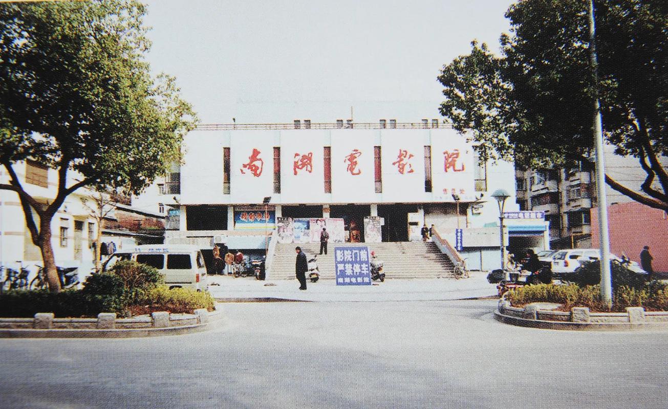 官场人妻被潜做爰的相关介绍