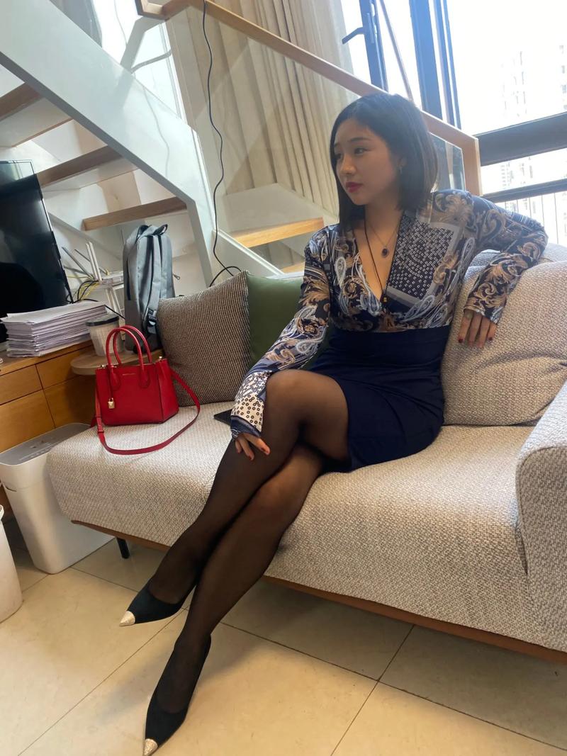 艹处女警花的相关介绍