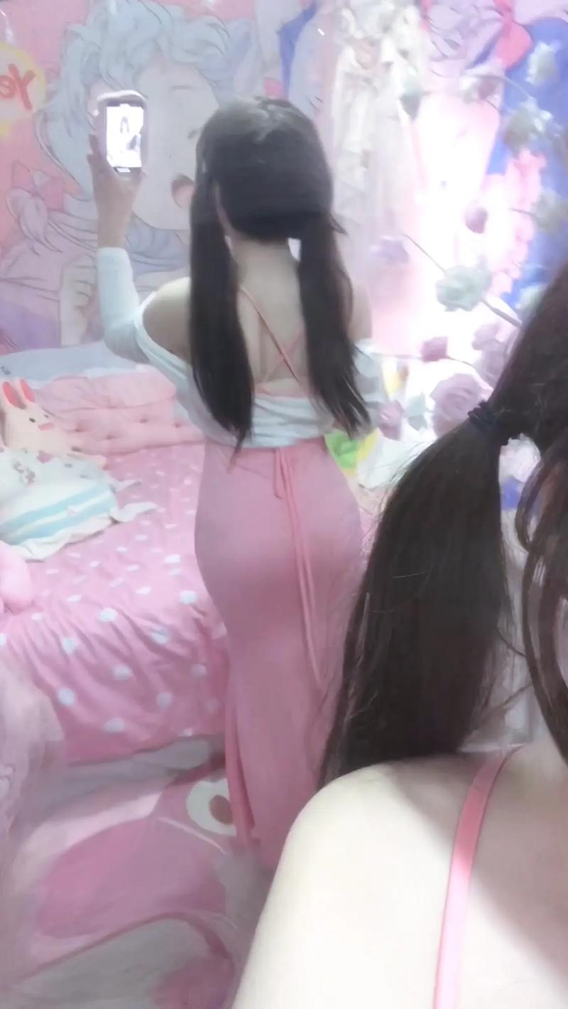 美女老师被男人操的相关介绍