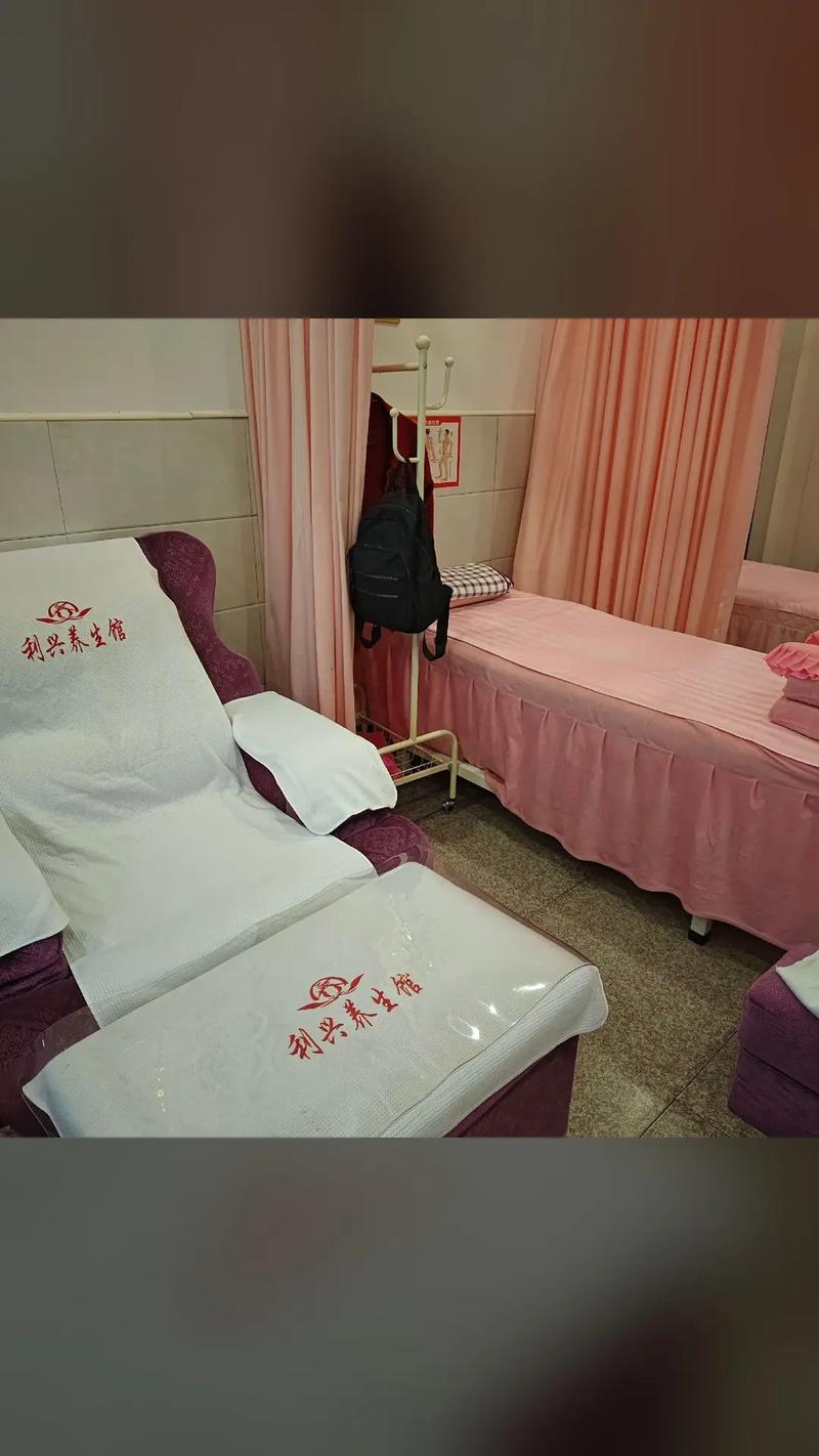 日日摸夜夜欧美一区二区的相关介绍
