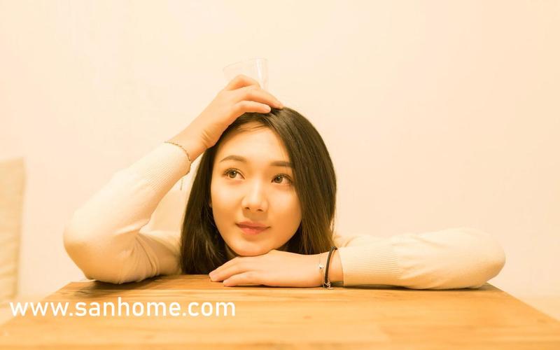 美女老师亲热的相关介绍