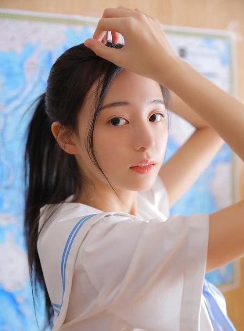 上面一边摸下面一边亲的相关介绍