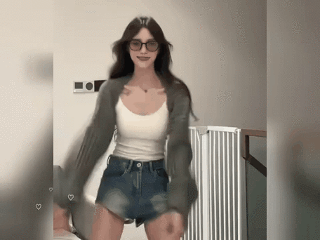 美女抖动巨乳的相关介绍