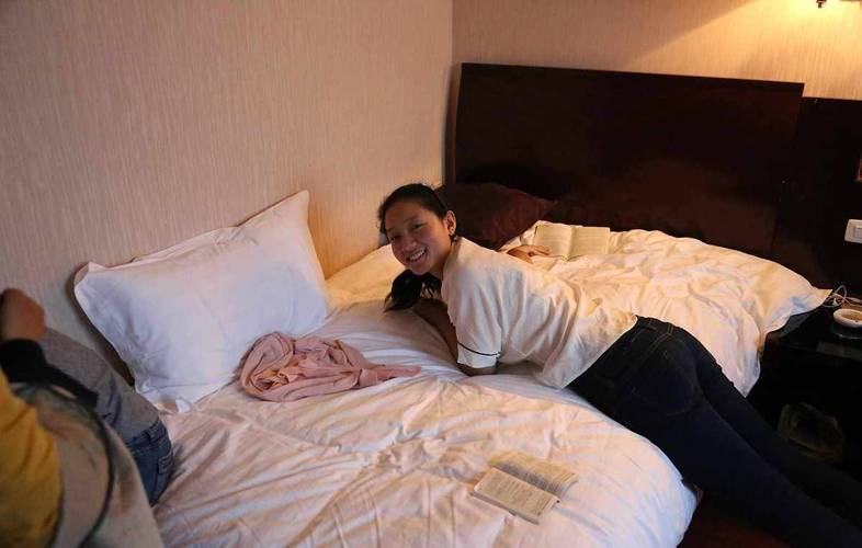 极品人妻酒店露脸实录，真实夫妻度假体验分享，高颜值人妻大胆出镜引热议
